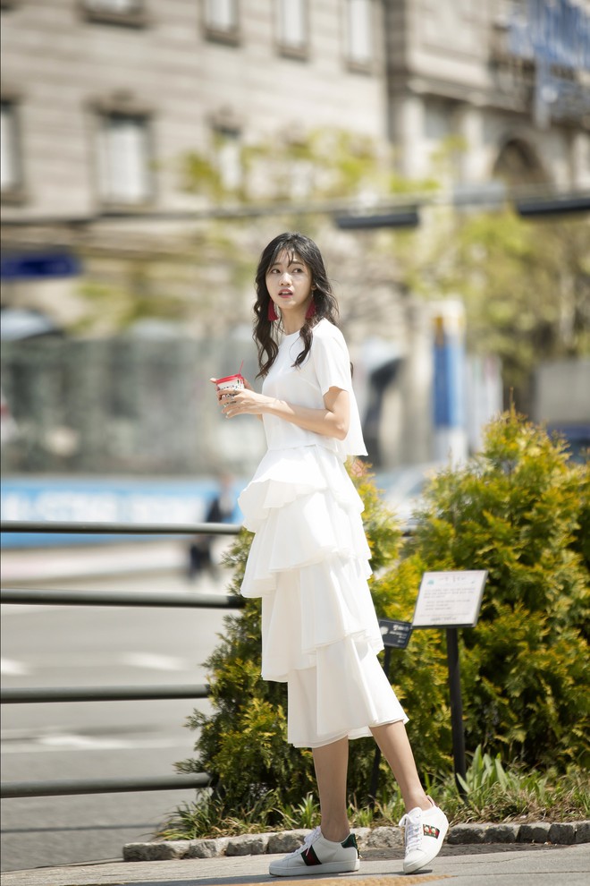 Á hậu Thanh Tú trở về đúng tuổi thật, khoe chân dài mà không cần giày cao gót trên đường phố Seoul - Ảnh 5.