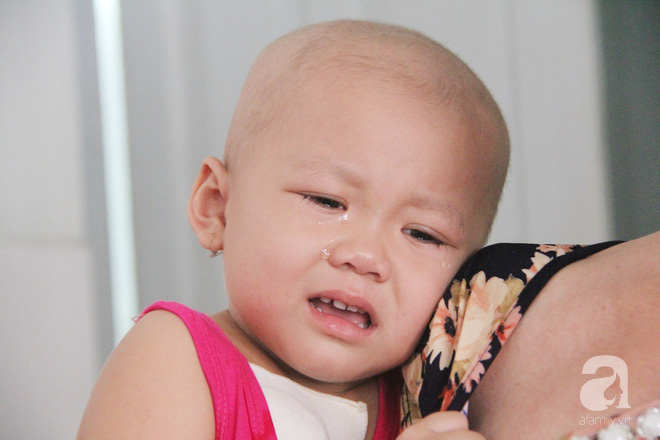 Nước mắt của bé gái 4 tuổi bị ung thư máu đang mất dần cơ hội chạy chữa: Có phải không tiền, con sẽ chết hả mẹ? - Ảnh 9.