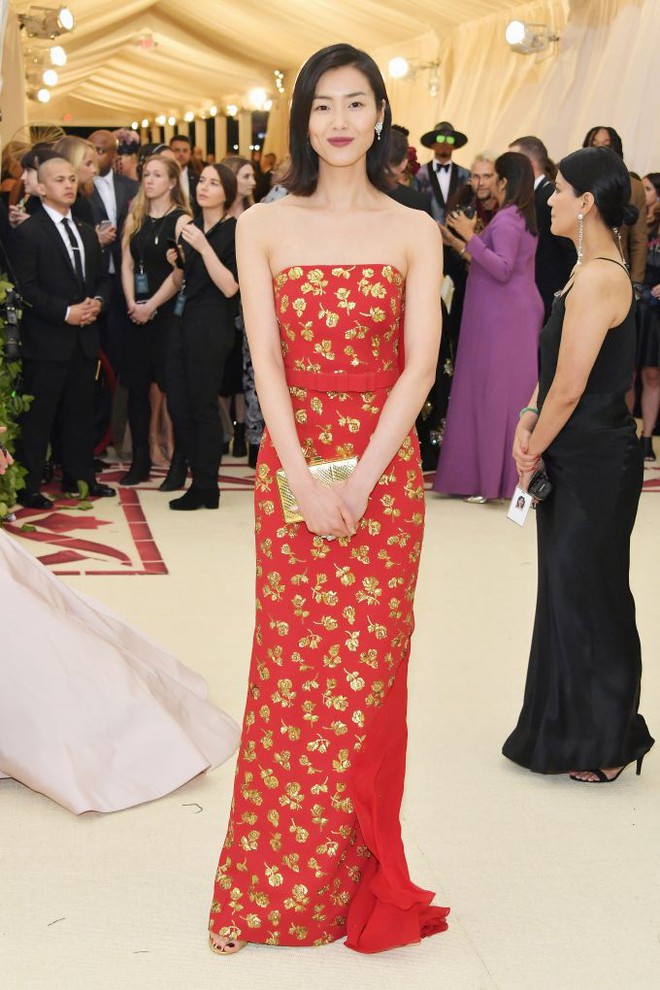 Khoe dáng gợi cảm nhưng 2 cô em nhà Kim vẫn dắt tay nhau vào danh sách lạc quẻ nhất thảm đỏ Met Gala 2018 - Ảnh 27.