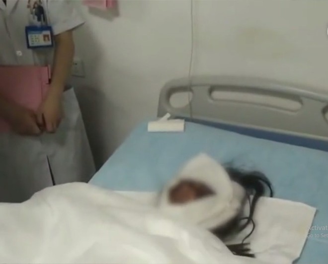 Toàn thân bỏng nặng nhưng hành động này của người mẹ trẻ đã khiến cả mạng xã hội đều không kìm được nước mắt - Ảnh 1. Toàn thân bỏng nặng nhưng hành động này của người mẹ trẻ đã khiến cả mạng xã hội đều không kìm được nước mắt - Ảnh 1.