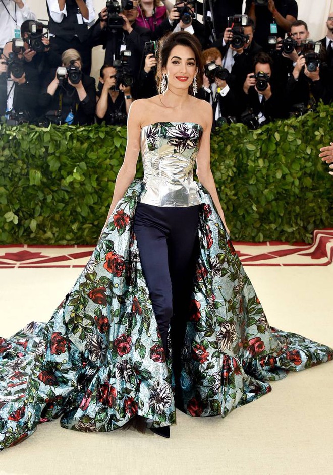 Khoe dáng gợi cảm nhưng 2 cô em nhà Kim vẫn dắt tay nhau vào danh sách lạc quẻ nhất thảm đỏ Met Gala 2018 - Ảnh 10.