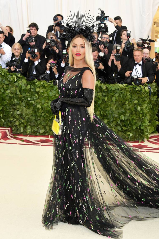 Khoe dáng gợi cảm nhưng 2 cô em nhà Kim vẫn dắt tay nhau vào danh sách lạc quẻ nhất thảm đỏ Met Gala 2018 - Ảnh 15.