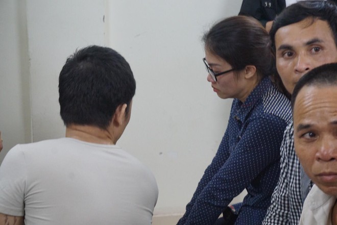 Nhận án tử hình, Thọ sứt vẫn bình tĩnh tranh thủ hôn trộm bạn gái cũ trước khi rời tòa - Ảnh 2.