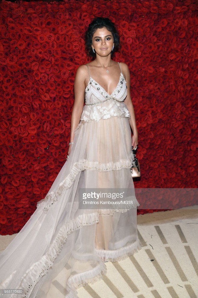 Cận cảnh vẻ kém sắc của Selena Gomez tại Met Gala: Vừa béo vừa nhợt nhạt thua xa các mỹ nhân khác - Ảnh 1.