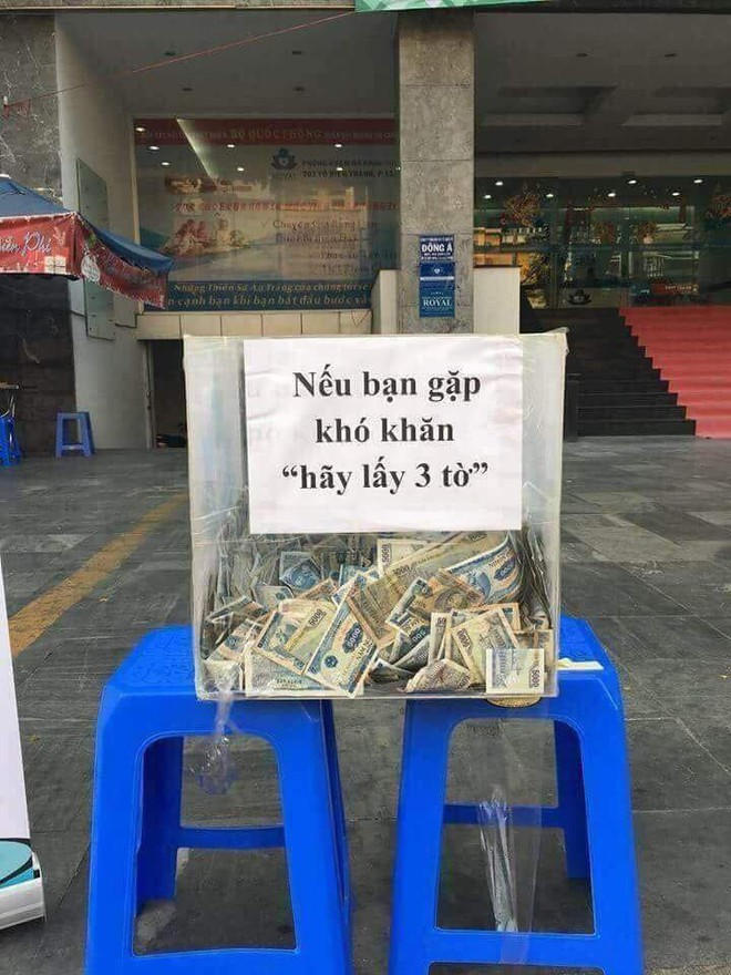 Thùng tiền từ thiện đặt ở vỉa hè Sài Gòn với lời nhắn Nếu bạn gặp khó khăn, hãy lấy 3 tờ khiến cư dân mạng xôn xao - Ảnh 1.