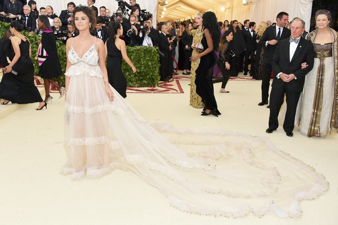 Khoe dáng gợi cảm nhưng 2 cô em nhà Kim vẫn dắt tay nhau vào danh sách lạc quẻ nhất thảm đỏ Met Gala 2018 - Ảnh 22.