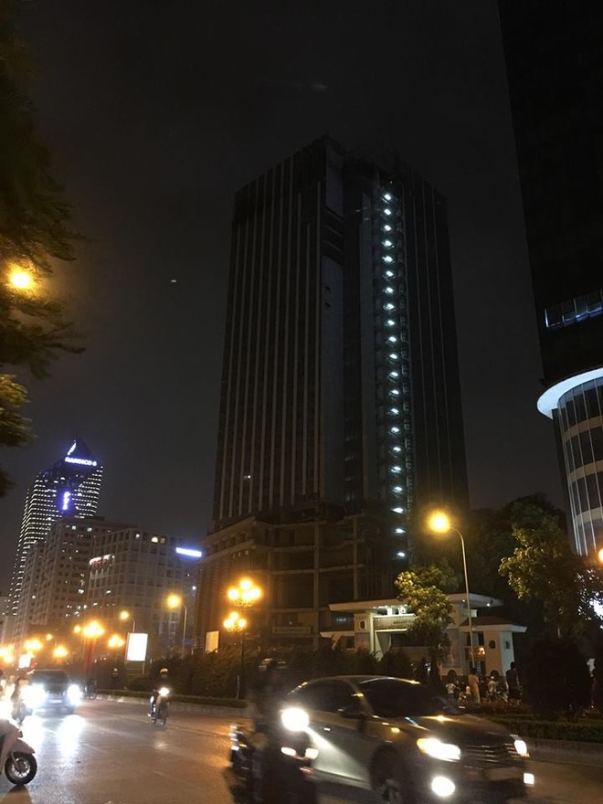 Cháy lớn tại chung cư MB Grand Tower Lê Văn Lương, nhiều người hoảng sợ - Ảnh 2.