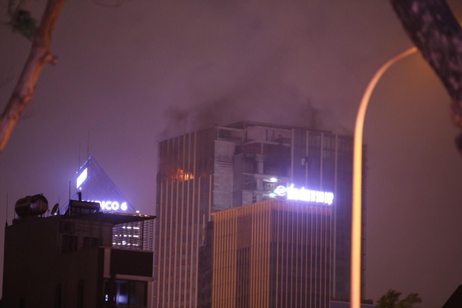 Cháy lớn tại chung cư MB Grand Tower Lê Văn Lương, nhiều người hoảng sợ - Ảnh 4.