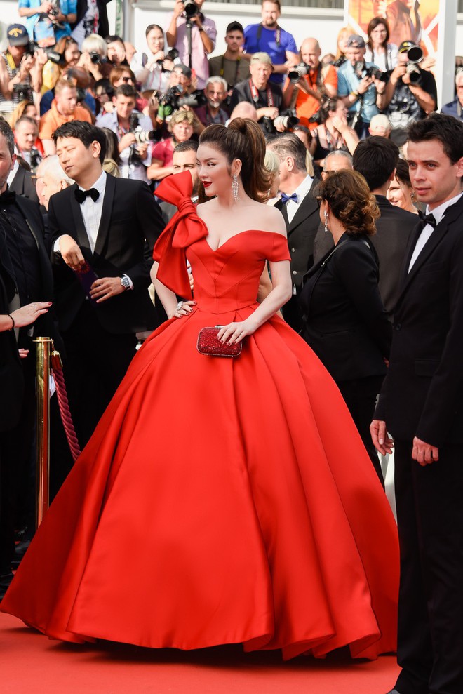 Đầm đỏ khoe vòng 1 hút mắt cùng đôi môi nhũ long lanh, Lý Nhã Kỳ chính là người đẹp nổi nhất thảm đỏ LHP Cannes 2018 - Ảnh 1.