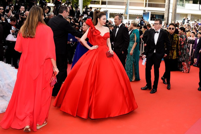Đầm đỏ khoe vòng 1 hút mắt cùng đôi môi nhũ long lanh, Lý Nhã Kỳ chính là người đẹp nổi nhất thảm đỏ LHP Cannes 2018 - Ảnh 2.