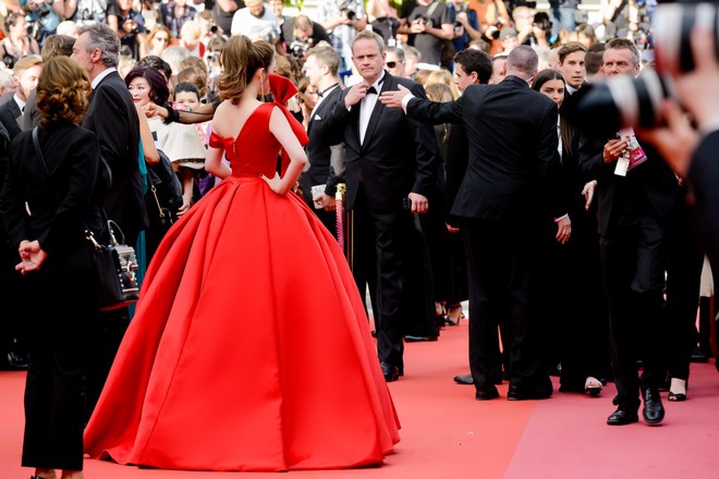 Đầm đỏ khoe vòng 1 hút mắt cùng đôi môi nhũ long lanh, Lý Nhã Kỳ chính là người đẹp nổi nhất thảm đỏ LHP Cannes 2018 - Ảnh 3.