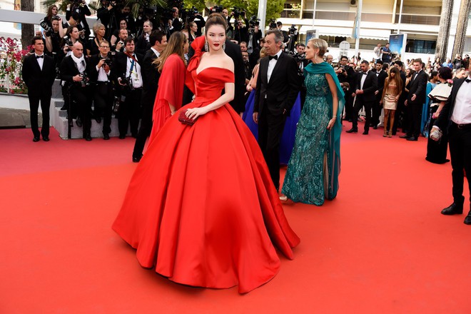 Đầm đỏ khoe vòng 1 hút mắt cùng đôi môi nhũ long lanh, Lý Nhã Kỳ chính là người đẹp nổi nhất thảm đỏ LHP Cannes 2018 - Ảnh 4.