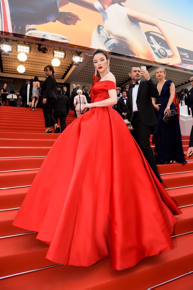Đầm đỏ khoe vòng 1 hút mắt cùng đôi môi nhũ long lanh, Lý Nhã Kỳ chính là người đẹp nổi nhất thảm đỏ LHP Cannes 2018 - Ảnh 5.