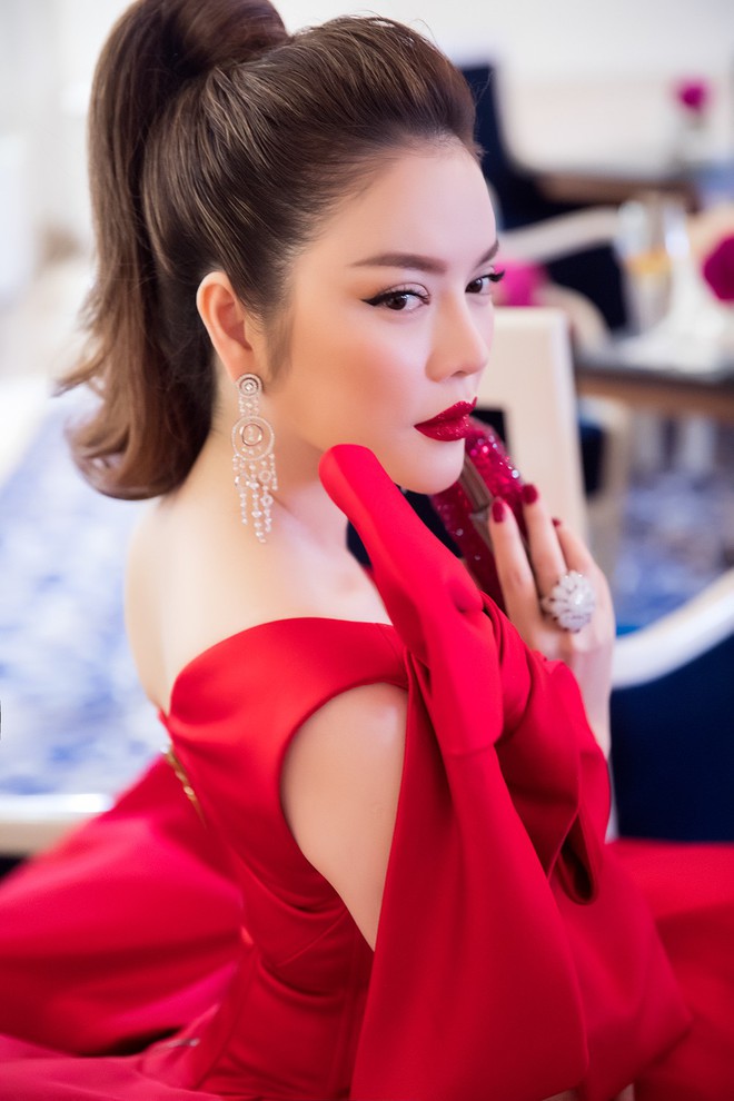 Đầm đỏ khoe vòng 1 hút mắt cùng đôi môi nhũ long lanh, Lý Nhã Kỳ chính là người đẹp nổi nhất thảm đỏ LHP Cannes 2018 - Ảnh 7.
