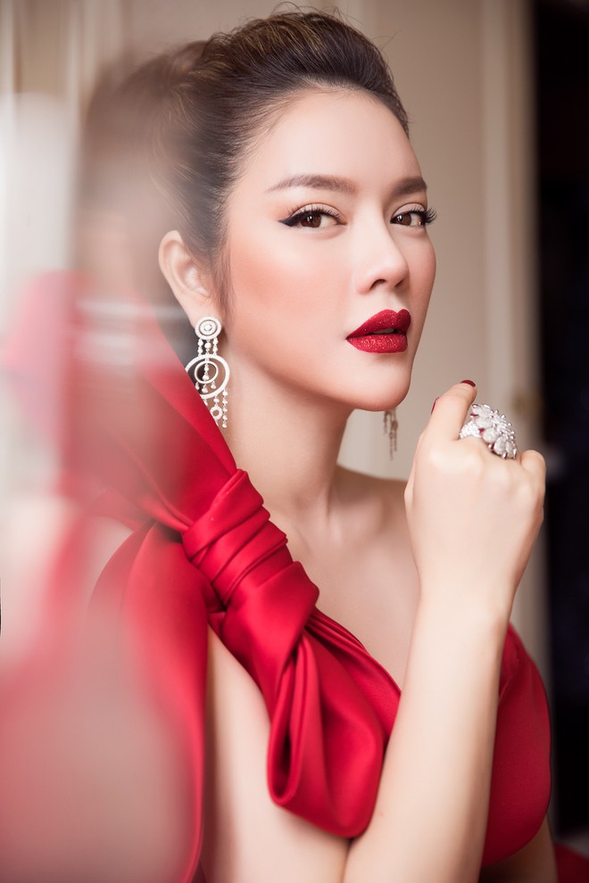 Đầm đỏ khoe vòng 1 hút mắt cùng đôi môi nhũ long lanh, Lý Nhã Kỳ chính là người đẹp nổi nhất thảm đỏ LHP Cannes 2018 - Ảnh 8.