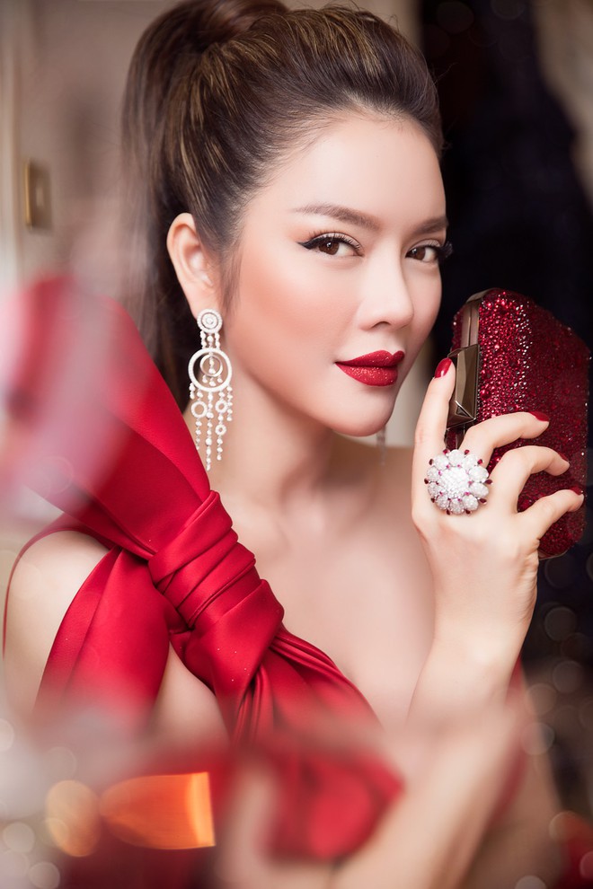 Đầm đỏ khoe vòng 1 hút mắt cùng đôi môi nhũ long lanh, Lý Nhã Kỳ chính là người đẹp nổi nhất thảm đỏ LHP Cannes 2018 - Ảnh 9.