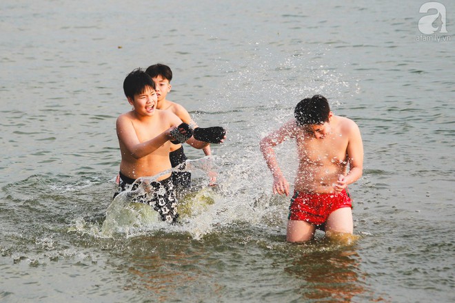 Nắng nóng cao điểm, người dân Thủ đô kéo nhau ra Hồ Tây giải nhiệt - Ảnh 12.