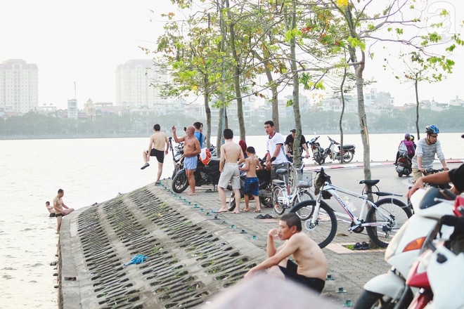 Nắng nóng cao điểm, người dân Thủ đô kéo nhau ra Hồ Tây giải nhiệt - Ảnh 14.