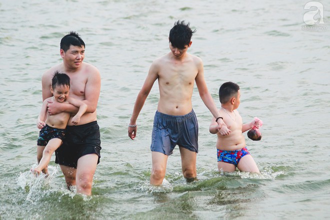 Nắng nóng cao điểm, người dân Thủ đô kéo nhau ra Hồ Tây giải nhiệt - Ảnh 5.