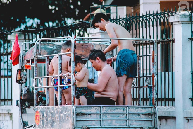 Nắng nóng cao điểm, người dân Thủ đô kéo nhau ra Hồ Tây giải nhiệt - Ảnh 15.