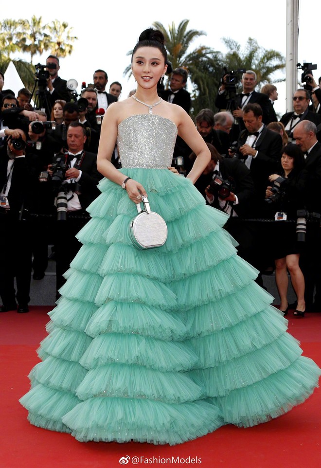 Diện váy xanh lên thảm đỏ Cannes, Phạm Băng Băng bị chê trông giống chổi nhựa - Ảnh 4.