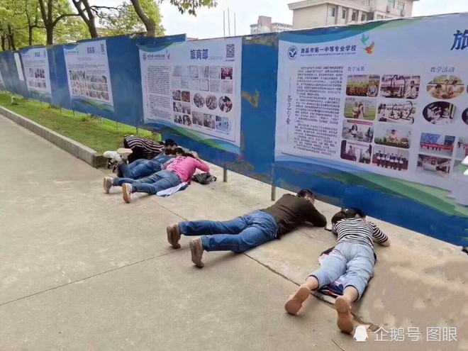 Muốn hiểu thấu lòng cha mẹ, hãy đến cổng trường những ngày thi đại học - Ảnh 2.