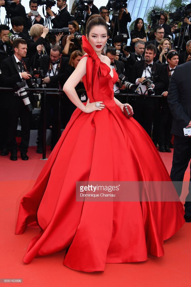 Váy áo lộng lẫy trên thảm đỏ Cannes nhưng Lý Nhã Kỳ vẫn tay xách nách mang mắm ruốc xào thịt sang tận trời Tây - Ảnh 1.