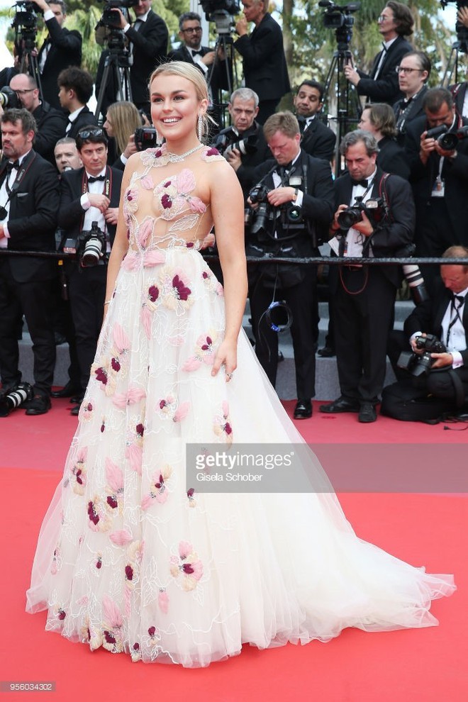 Thảm đỏ LHP Cannes 2018: Dàn mỹ nhân đua nhau khoe lưng, khoe ngực bằng trang phục táo bạo hết cỡ - Ảnh 1.