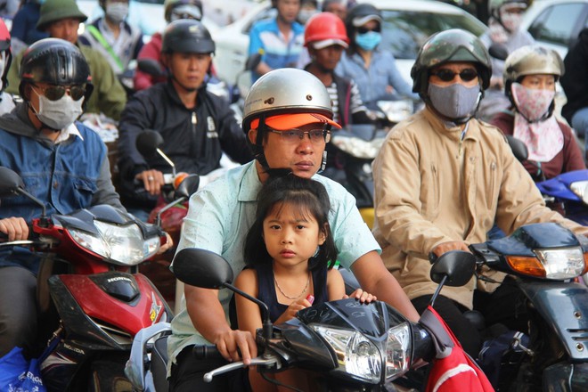 Kẹt xe từ sáng sớm, người Sài Gòn chen chúc đi làm trong tiết trời se lạnh ngày đầu tiên trong năm mới - Ảnh 9.