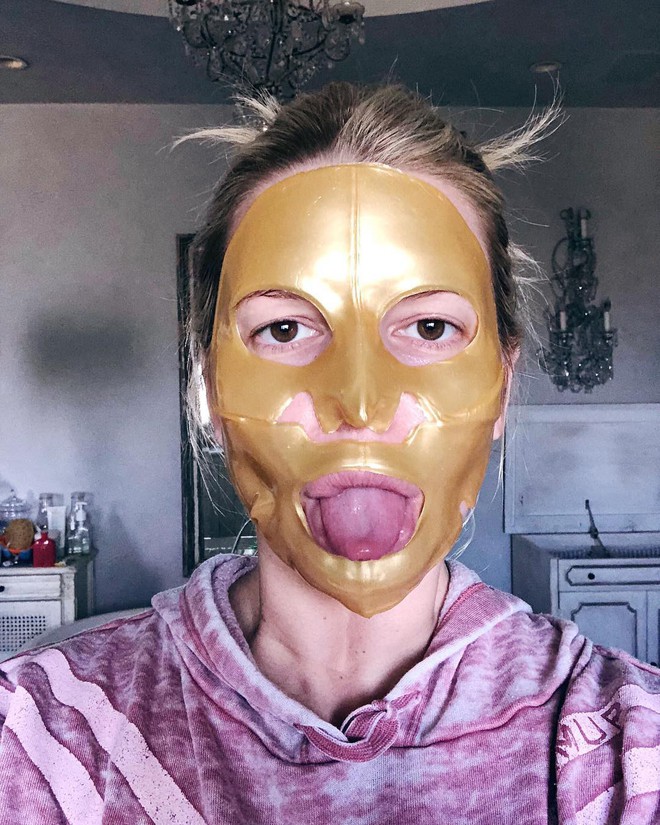 Được bao người đẹp Hollywood “selfie” cùng, loại mặt nạ chiết xuất từ vàng này có gì mà xuất sắc đến thế? - Ảnh 1.