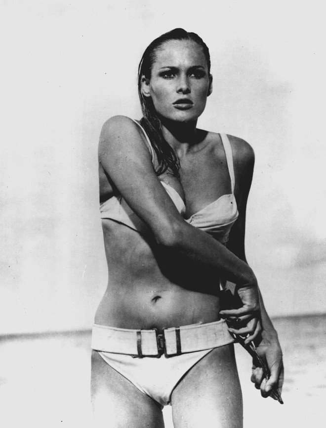 14 bộ đồ bơi ấn tượng nhất lịch sử, từ bộ bikini huyền thoại của Công nương Diana đến áo bơi Baywatch khoét hông cao vút - Ảnh 1.