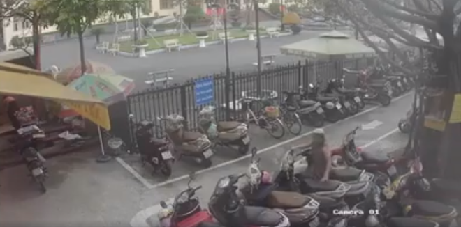 Clip: Lấy xe trong bãi đỗ ở Hà Nội, người phụ nữ nổi lòng tham trộm luôn chiếc balo của xe bên cạnh - Ảnh 2.