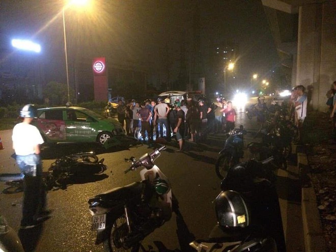 Hà Nội: Tai nạn taxi va chạm với xe máy đi ngược chiều, 2 người nguy kịch - Ảnh 1.