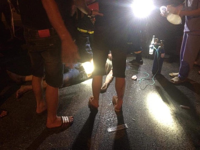 Hà Nội: Tai nạn taxi va chạm với xe máy đi ngược chiều, 2 người nguy kịch - Ảnh 4.