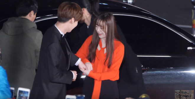 Ahn Jae Hyun có một thói quen khó bỏ: Tự tìm tay Goo Hye Sun để nắm chặt, bà xã nhắc nhở cũng không buông - Ảnh 1.