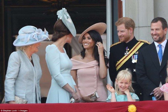 Meghan lần đầu được có mặt trên chiếc ban công huyền thoại nhân dịp sinh nhật lần thứ 92 của Nữ Hoàng - Ảnh 3.