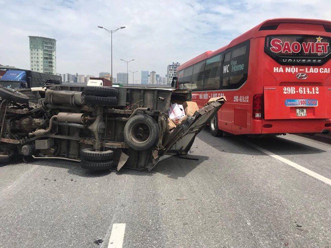 Hà Nội: Va chạm giữa 2 xe tải, một người bị thương nặng phải nhập viện cấp cứu - Ảnh 1. Hà Nội: Va chạm giữa 2 xe tải, một người bị thương nặng phải nhập viện cấp cứu - Ảnh 1.