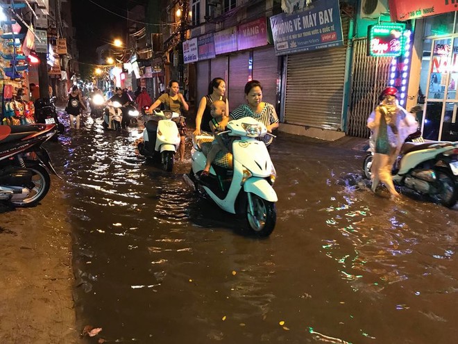 Hà Nội: Mưa to gần 1h, hàng trăm người phải dắt bộ xe, lội bì bõm về nhà trong đêm - Ảnh 1.