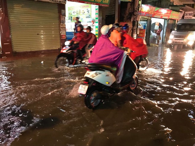 Hà Nội: Mưa to gần 1h, hàng trăm người phải dắt bộ xe, lội bì bõm về nhà trong đêm - Ảnh 5.