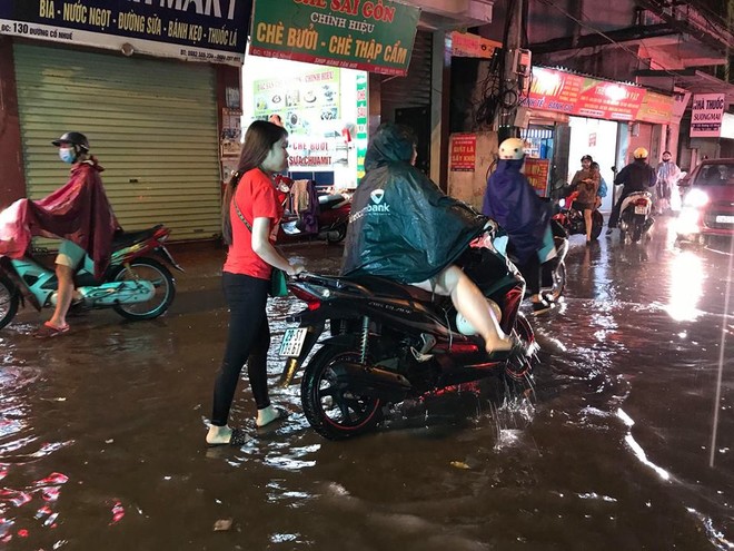 Hà Nội: Mưa to gần 1h, hàng trăm người phải dắt bộ xe, lội bì bõm về nhà trong đêm - Ảnh 6.