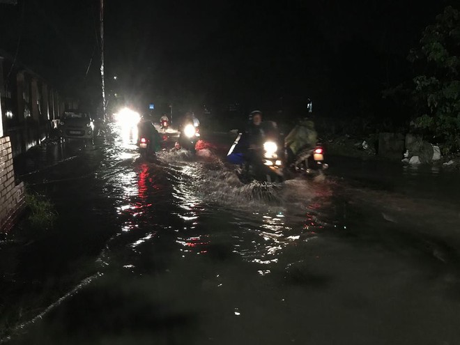 Hà Nội: Mưa to gần 1h, hàng trăm người phải dắt bộ xe, lội bì bõm về nhà trong đêm - Ảnh 13.