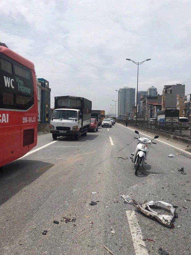 Hà Nội: Va chạm giữa 2 xe tải, một người bị thương nặng phải nhập viện cấp cứu - Ảnh 2. Hà Nội: Va chạm giữa 2 xe tải, một người bị thương nặng phải nhập viện cấp cứu - Ảnh 2.