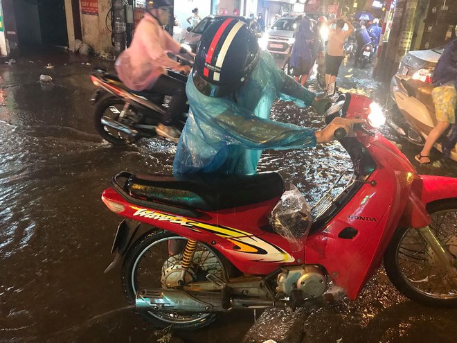 Hà Nội: Mưa to gần 1h, hàng trăm người phải dắt bộ xe, lội bì bõm về nhà trong đêm - Ảnh 10.