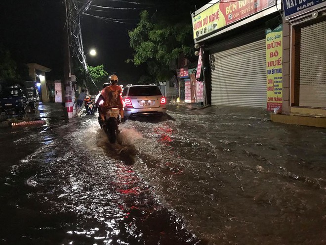 Hà Nội: Mưa to gần 1h, hàng trăm người phải dắt bộ xe, lội bì bõm về nhà trong đêm - Ảnh 14.