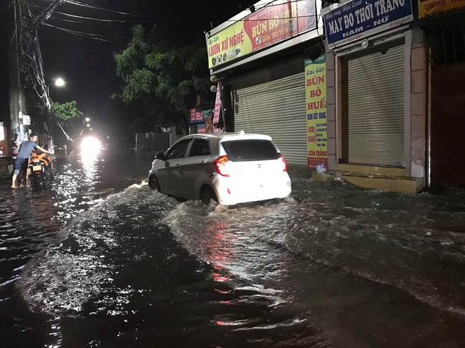 Hà Nội: Mưa to gần 1h, hàng trăm người phải dắt bộ xe, lội bì bõm về nhà trong đêm - Ảnh 15.