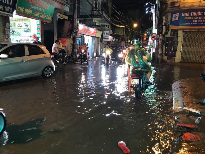 Hà Nội: Mưa to gần 1h, hàng trăm người phải dắt bộ xe, lội bì bõm về nhà trong đêm - Ảnh 18.