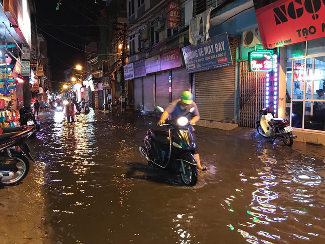 Hà Nội: Mưa to gần 1h, hàng trăm người phải dắt bộ xe, lội bì bõm về nhà trong đêm - Ảnh 11.