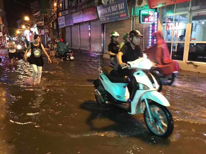 Hà Nội: Mưa to gần 1h, hàng trăm người phải dắt bộ xe, lội bì bõm về nhà trong đêm - Ảnh 12.