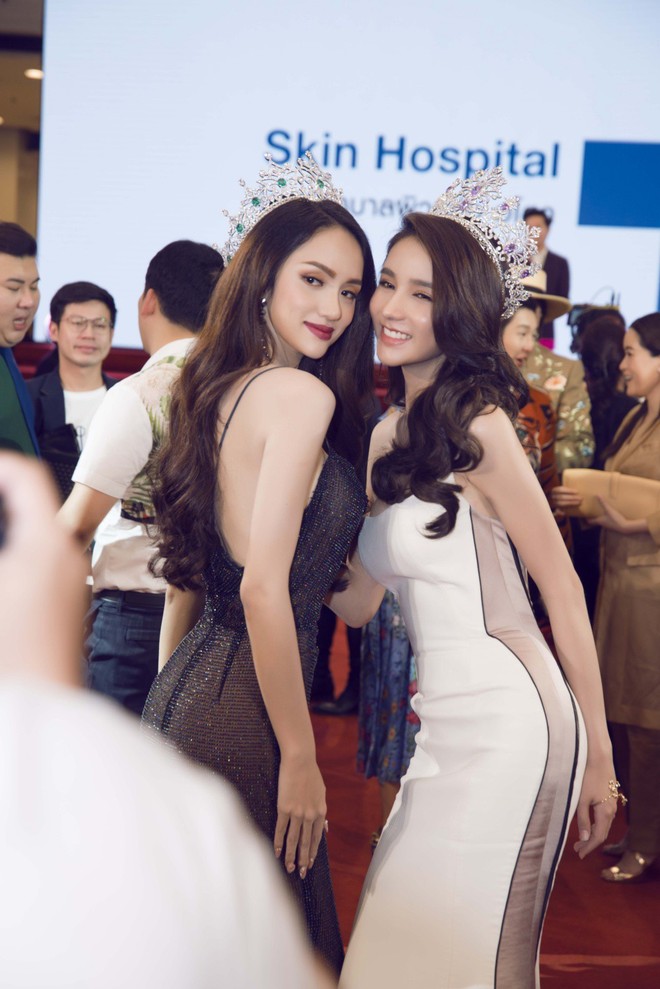 Hoa hậu Hương Giang hội ngộ Nong Poy, Yoshi trên thảm đỏ sự kiện tại Thái - Ảnh 4.