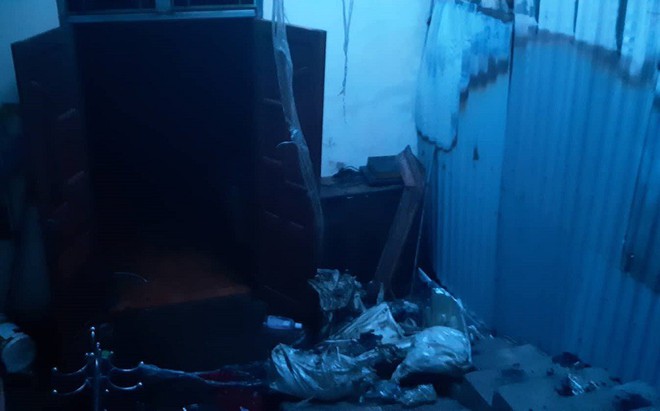 Xưởng đồ gỗ cháy ngùn ngụt lan sang nhà dân, 4 mẹ con thoát chết trong gang tấc - Ảnh 3. Xưởng đồ gỗ cháy ngùn ngụt lan sang nhà dân, 4 mẹ con thoát chết trong gang tấc - Ảnh 3.